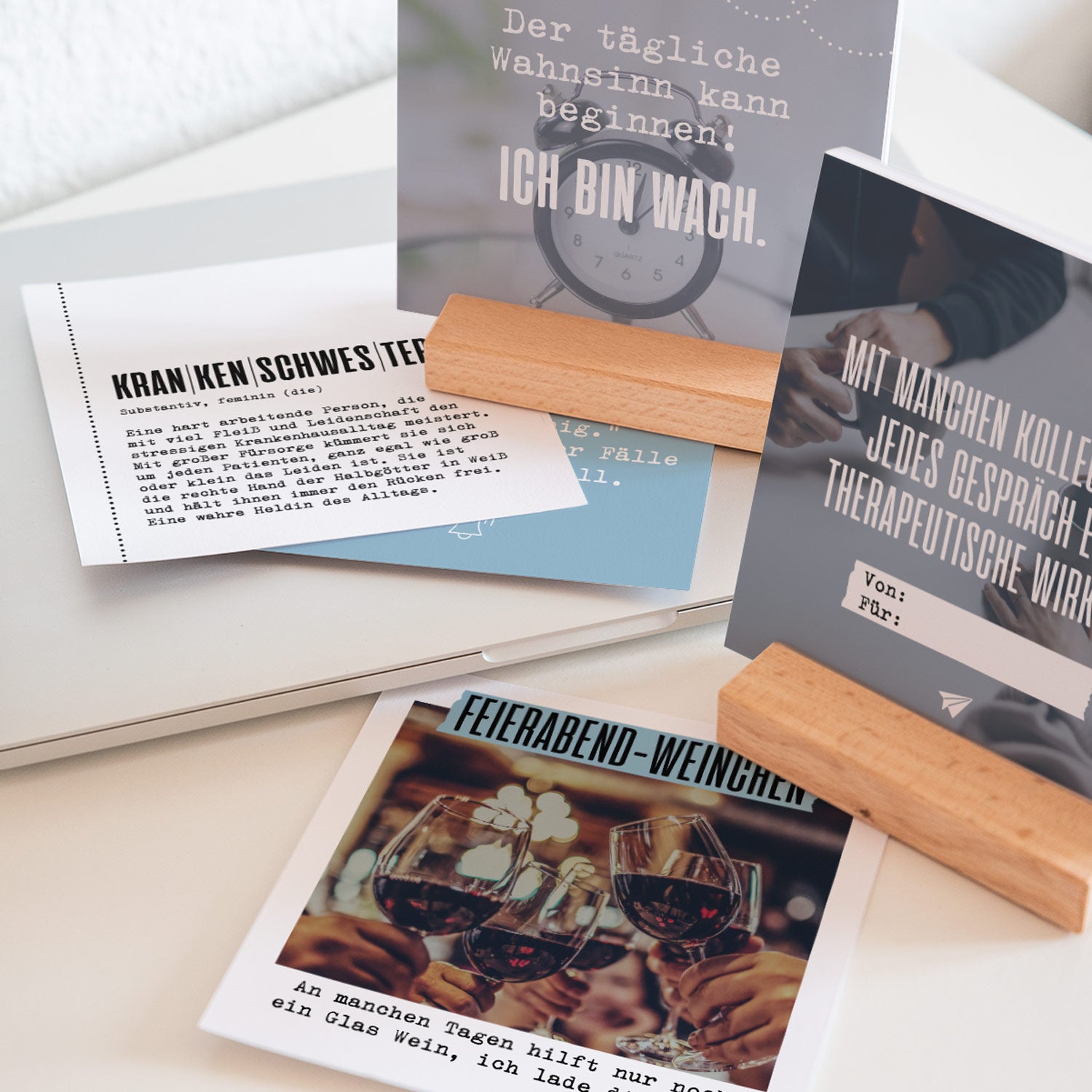 13 Gutscheinkarten für Kollegen- Karten im Holzaufsteller Karten im Holzaufsteller Lieblingskollegen®