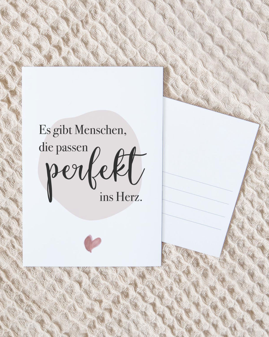 Perfekt ins Herz - Postkarte