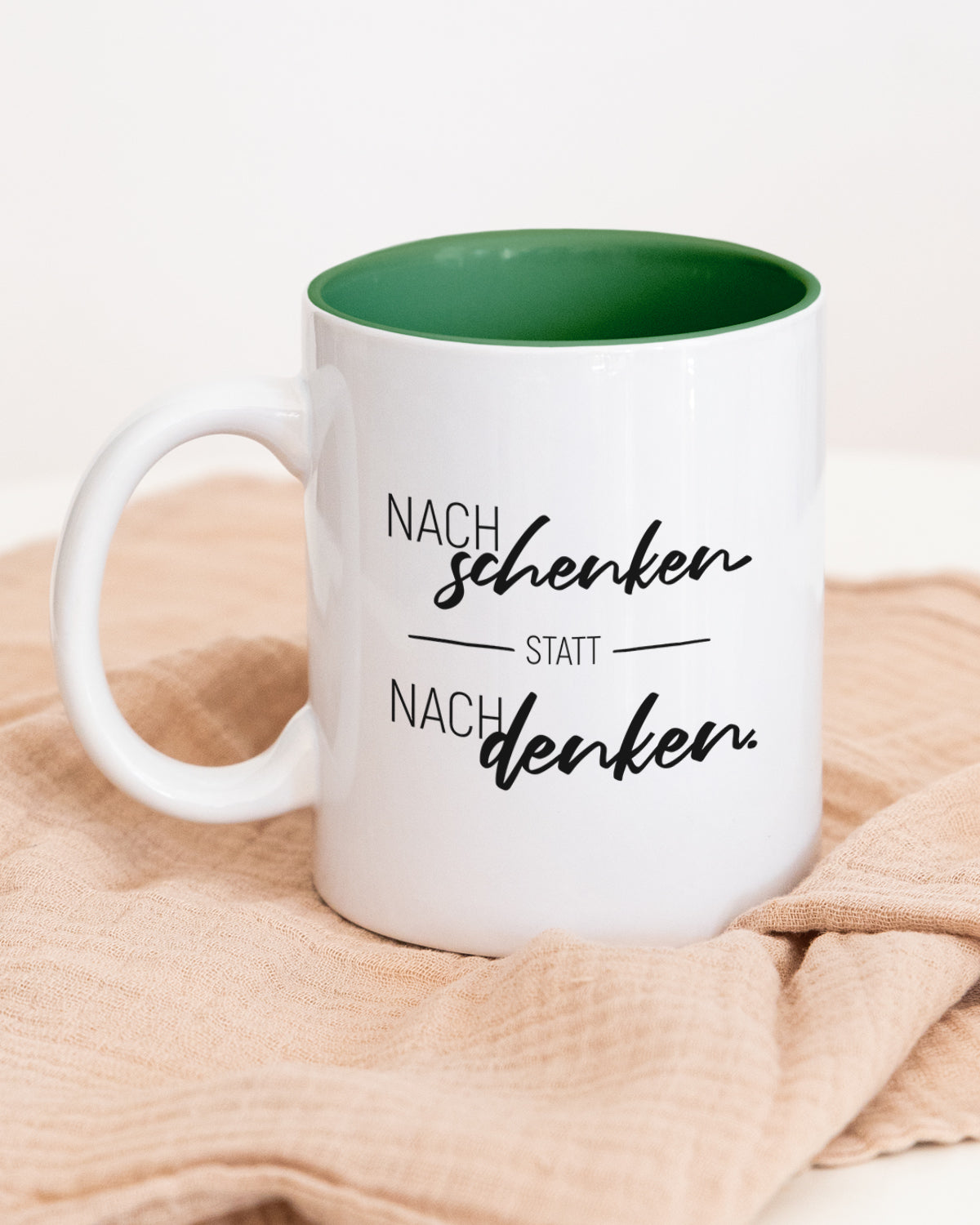 Nachschenken statt Nachdenken -Tasse Dunkelgrün Tasse Visual Statements®