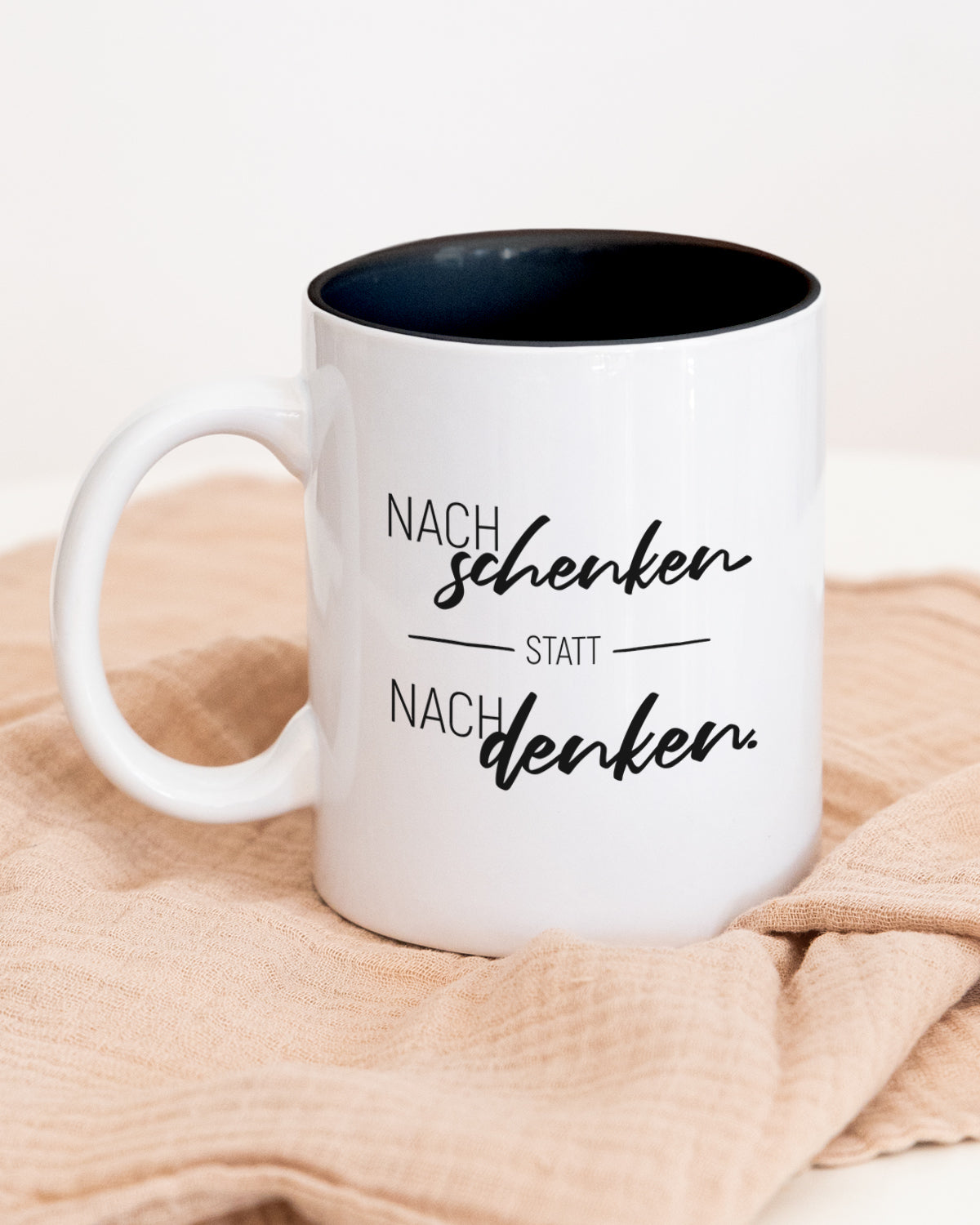 Nachschenken statt Nachdenken -Tasse Schwarz Tasse Visual Statements®