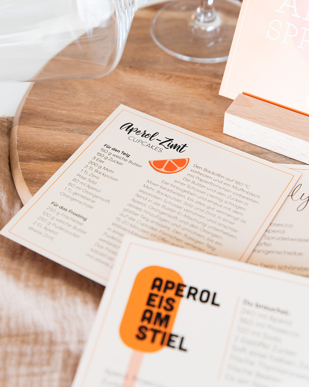 Bin auf Aperol Spritztour - Karten im Holzaufsteller Karten im Holzaufsteller Visual Statements®