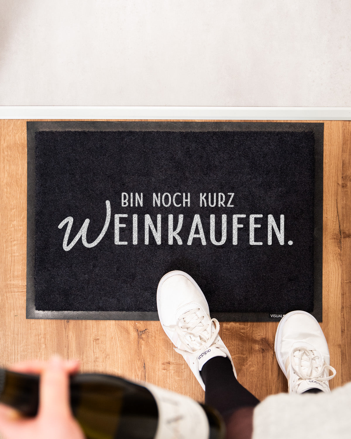 Bin noch kurz (W)einkaufen! - Fußmatte Fußmatte Visual Statements®