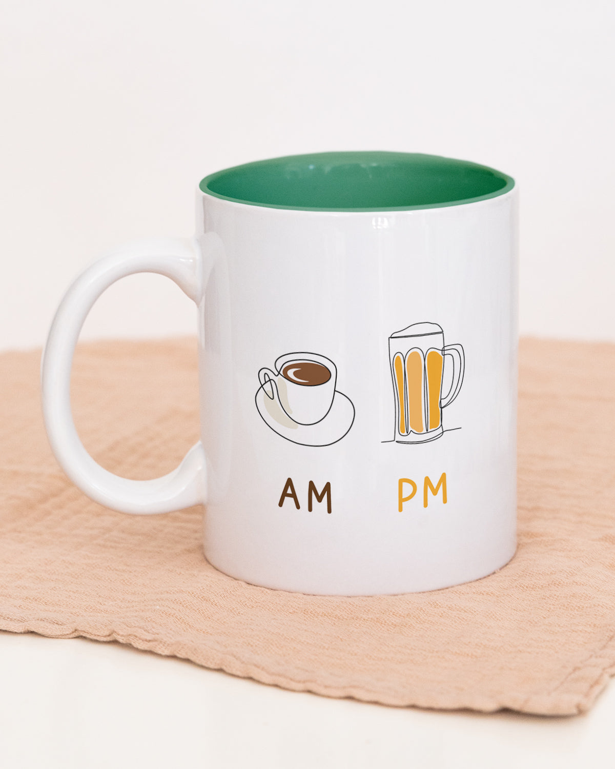 AM Coffee | PM Bier - Tasse Dunkelgrün Tasse Visual Statements®