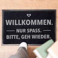 Willkommen. Nur spaß. - Fußmatte