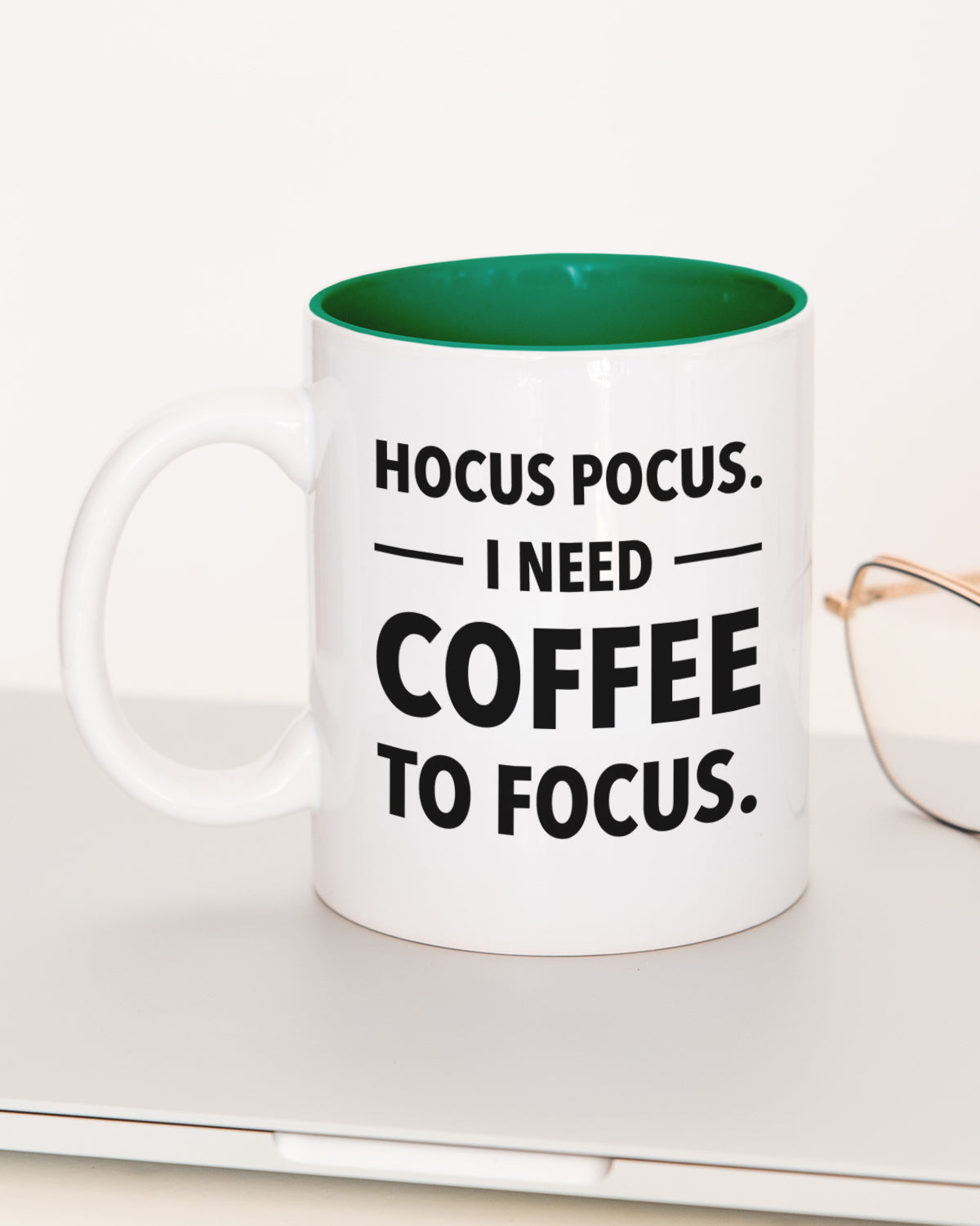 I need coffee to focus - Tasse Dunkelgrün Tasse wrdprn®