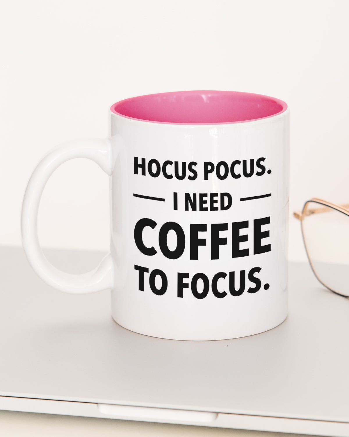 I need coffee to focus - Tasse Pink Tasse wrdprn®