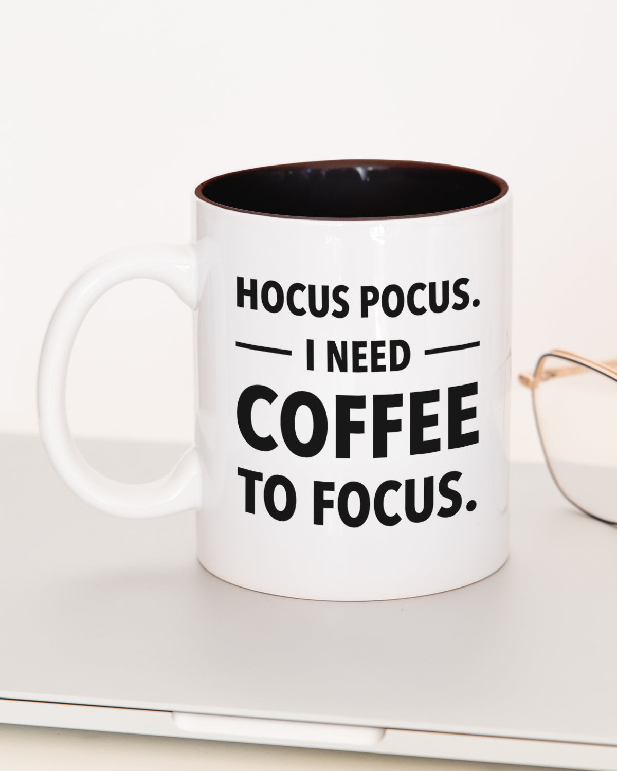 I need coffee to focus - Tasse Schwarz Tasse wrdprn®