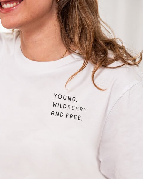 Young, Wildberry and free. - Unisex T-Shirt