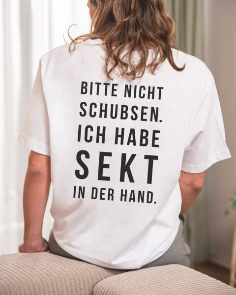 Bitte nicht schubsen. Ich habe Sekt in der Hand. - T-Shirt