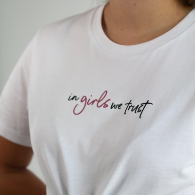 In girls we trust - T-Shirt von Vollzeitprinzessin aus 100% Biobaumwolle