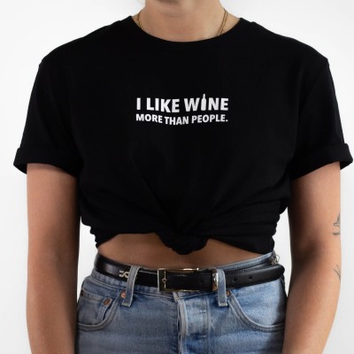 I like wine more than people - schwarzes T-Shirt von wrdprn - 100% Biobaumwolle - 